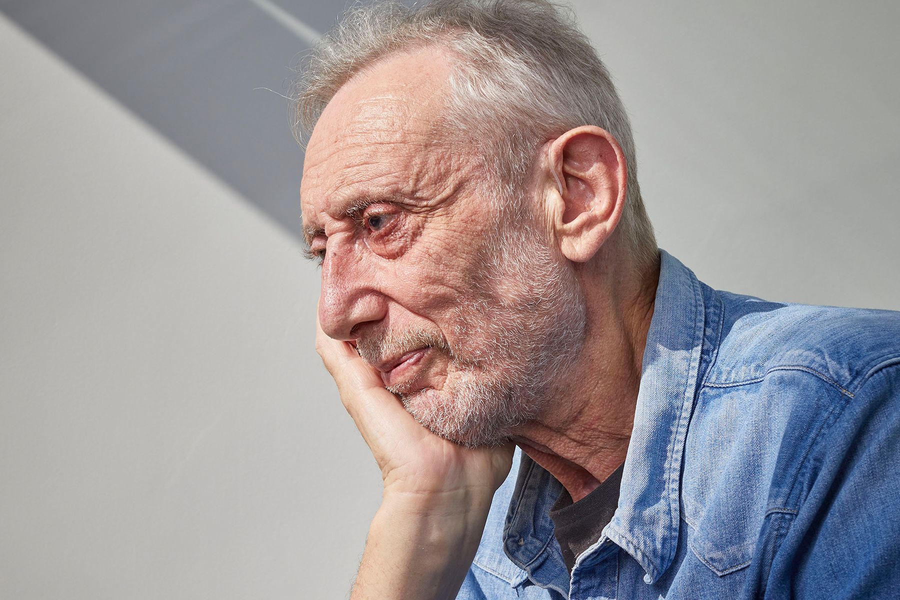 A photo of Michael Rosen in profile, against a grey background