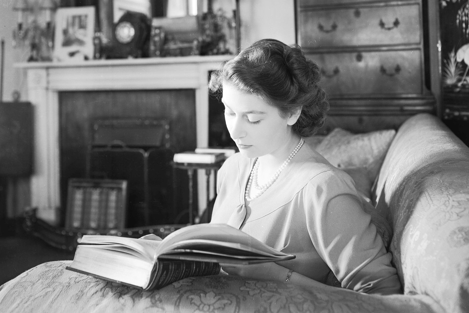 Image of Queen Elizabeth II reading a book